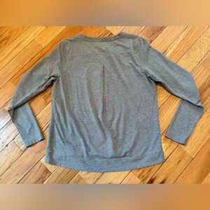 Lululemon Women’s Pleated Back Crew Neck Soft Sweatshirt Gray Size M? READ